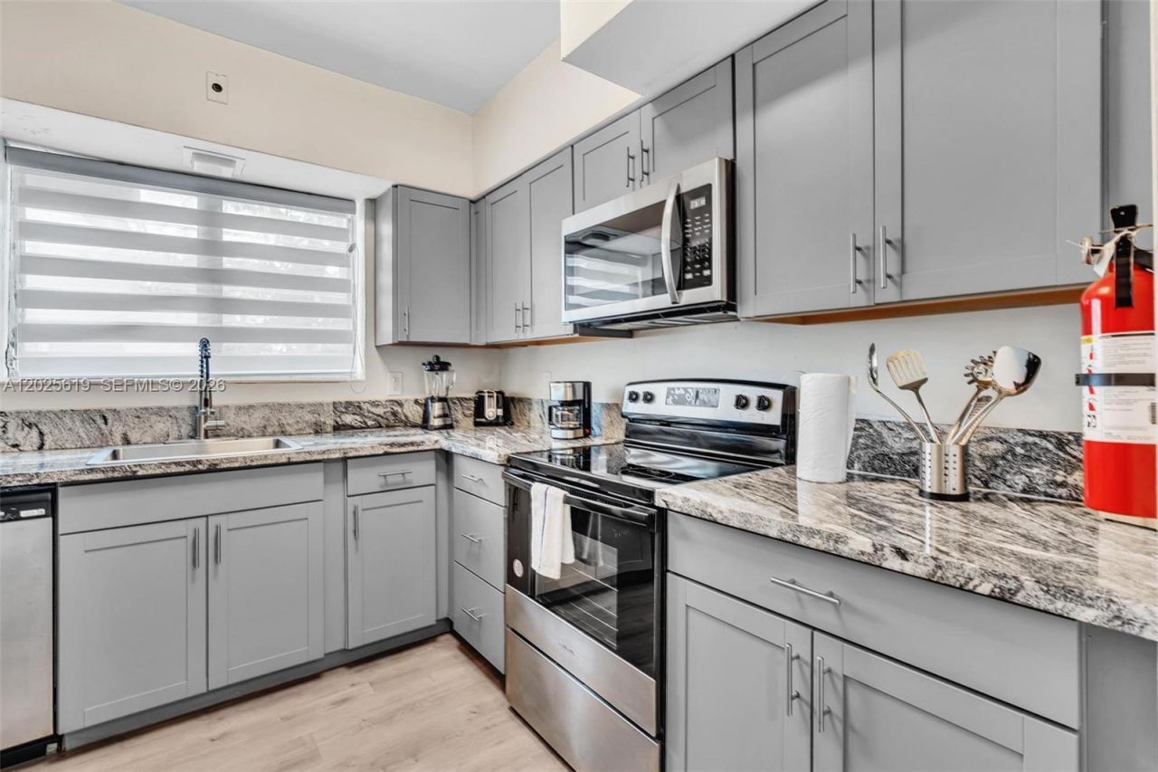 10002 E Bay Harbor Dr , Unit 7, Bay Harbor Islands, FL 33154 Photo