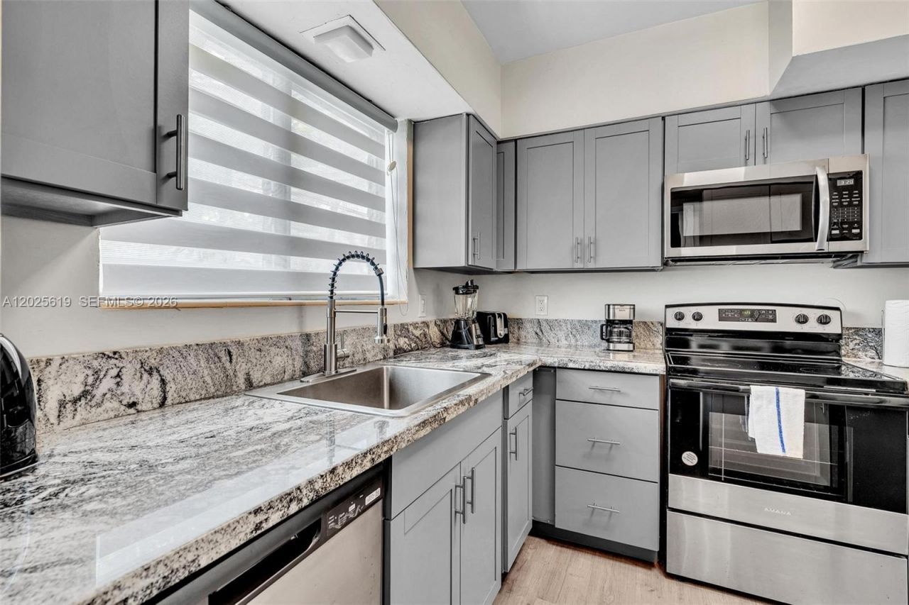 10002 E Bay Harbor Dr , Unit 7, Bay Harbor Islands, FL 33154 Photo