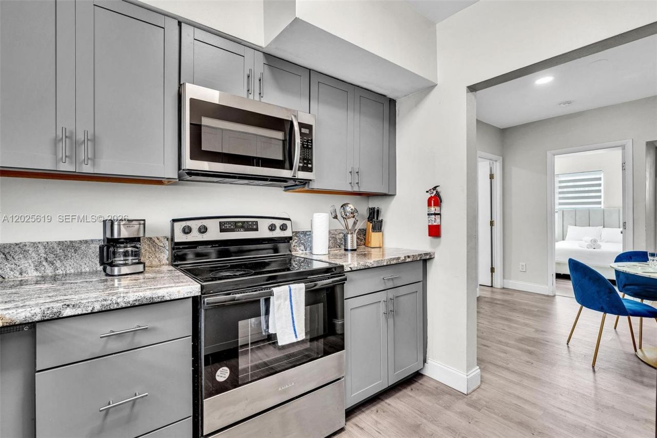 10002 E Bay Harbor Dr , Unit 7, Bay Harbor Islands, FL 33154 Photo