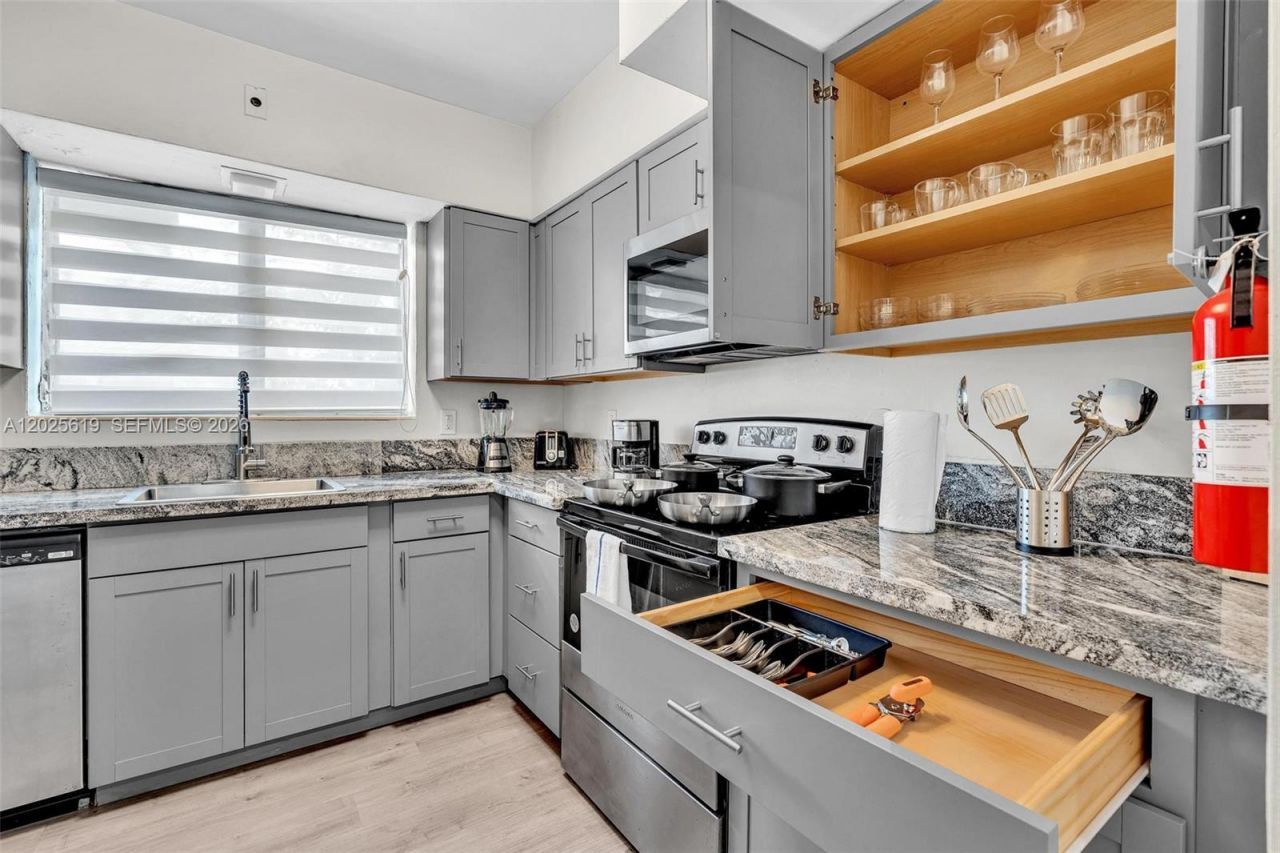 10002 E Bay Harbor Dr , Unit 7, Bay Harbor Islands, FL 33154 Photo
