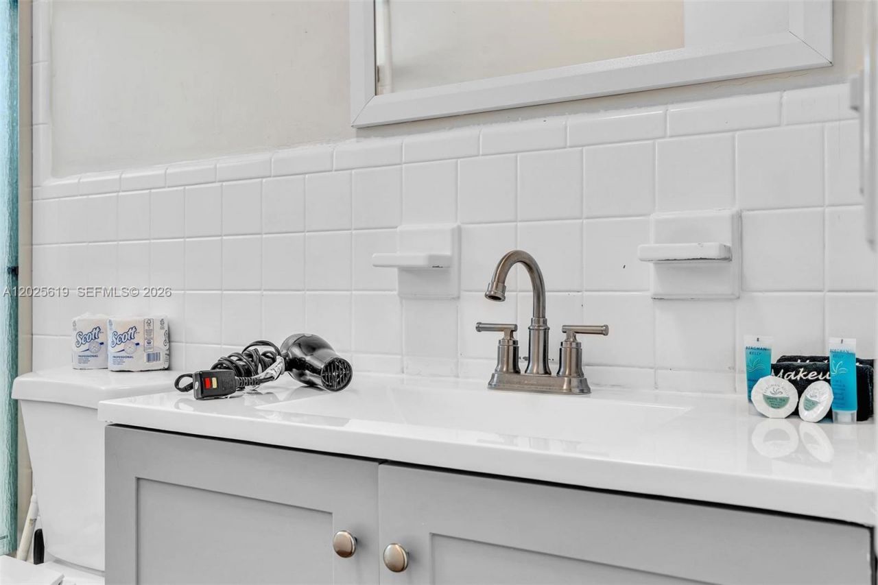 10002 E Bay Harbor Dr , Unit 7, Bay Harbor Islands, FL 33154 Photo