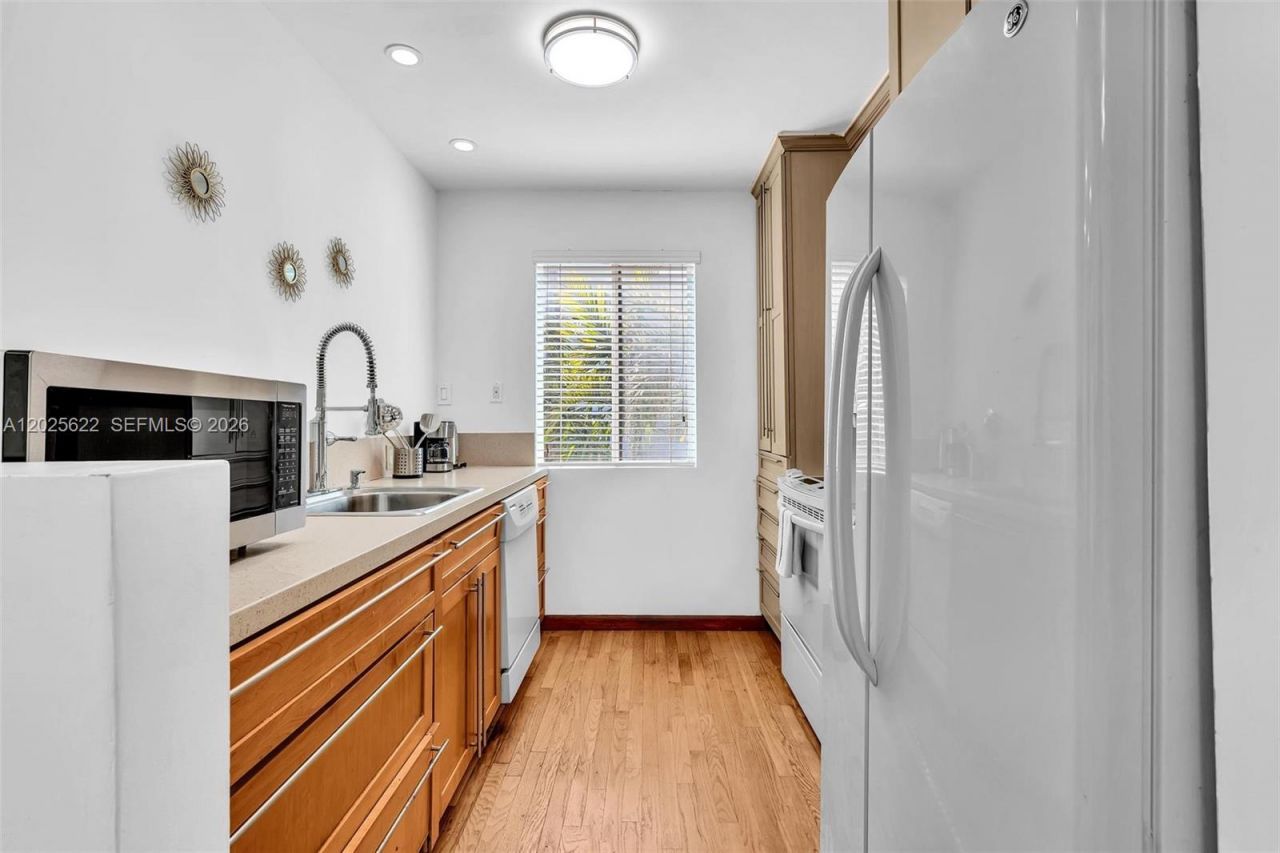 10004 E Bay Harbor Dr , Unit 9, Bay Harbor Islands, FL 33154 Photo