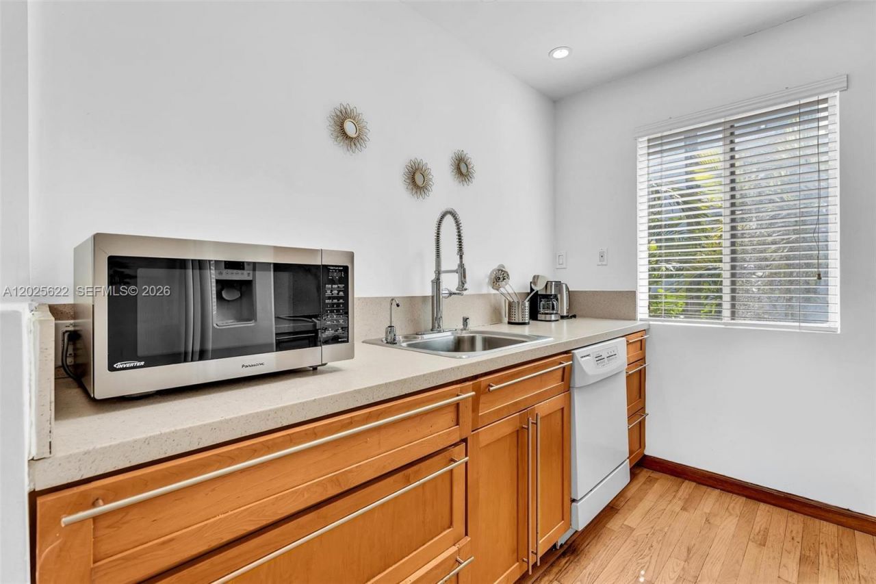 10004 E Bay Harbor Dr , Unit 9, Bay Harbor Islands, FL 33154 Photo