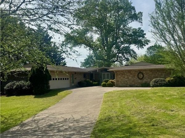 830 Lower Chester Road, Charleston, WV 25302