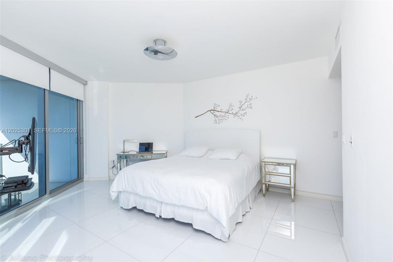 200 Biscayne Boulevard Way, Unit 3102, Miami, FL 33131 Photo
