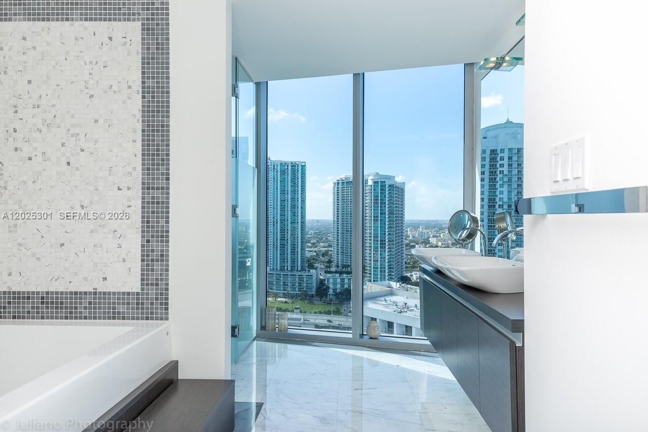 200 Biscayne Boulevard Way, Unit 3102, Miami, FL 33131 Photo