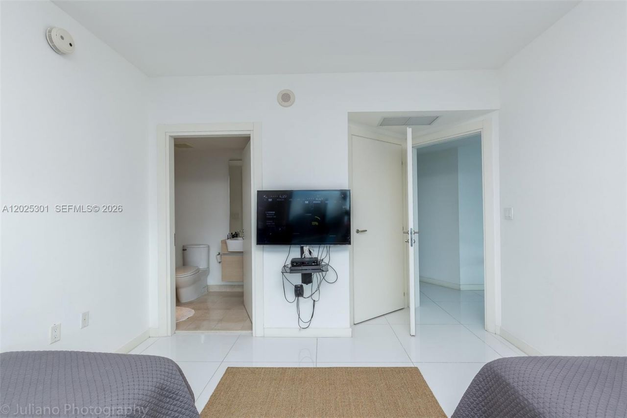 200 Biscayne Boulevard Way, Unit 3102, Miami, FL 33131 Photo