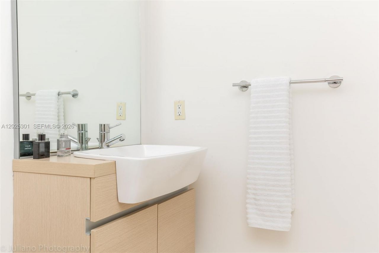 200 Biscayne Boulevard Way, Unit 3102, Miami, FL 33131 Photo