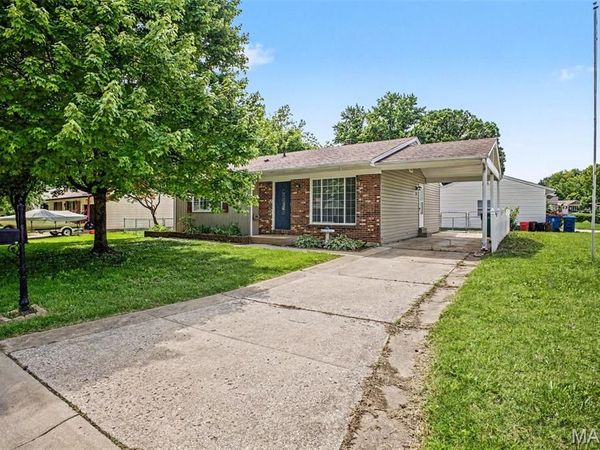 2737 Essex Street , St Charles, MO 63301