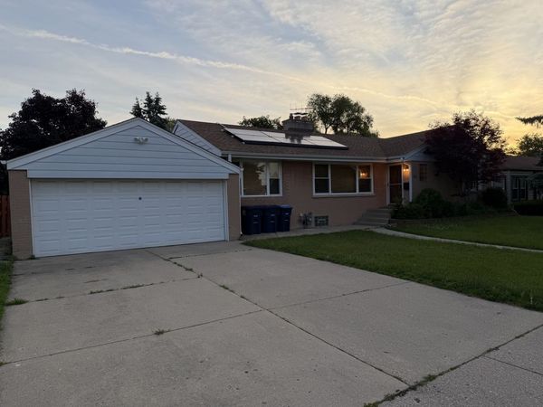 840 E Thacker Street , Des Plaines, IL 60016