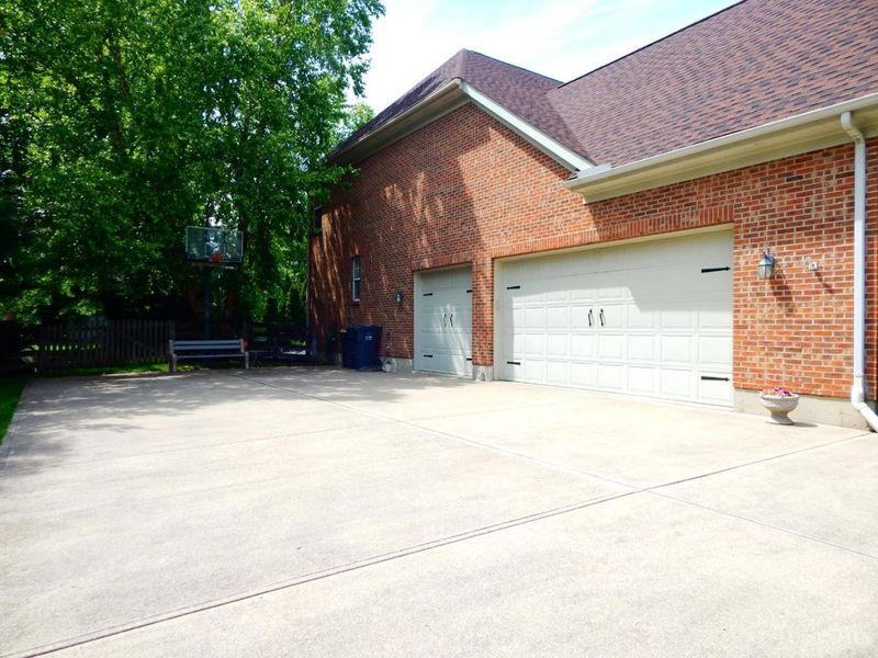 8171 Cheltenham Court, Hamilton Twp, OH 45039 Photo 3