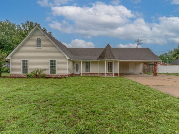 504 Honeysuckle Lane , Trumann, AR 72472