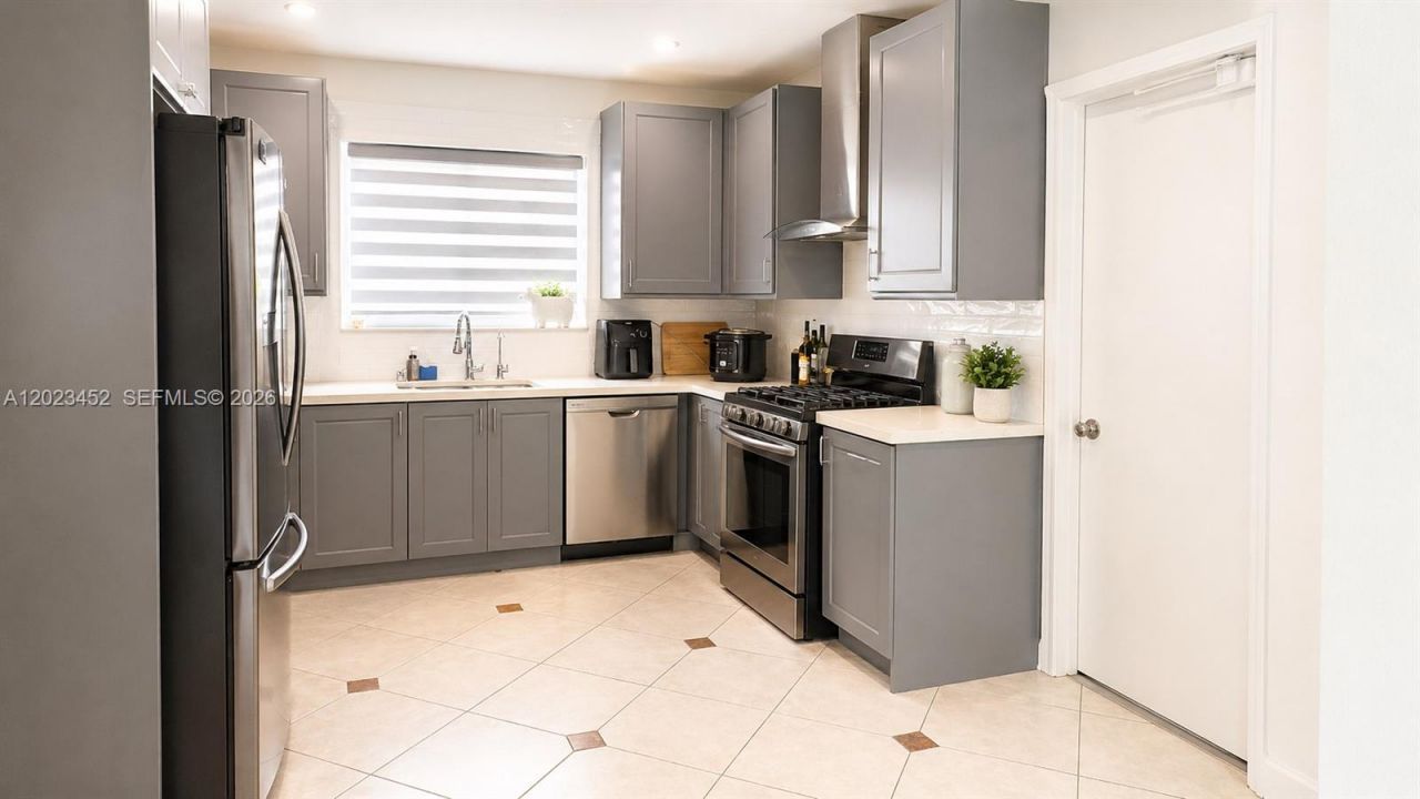 430 NE 145th St , Miami, FL 33161 Photo