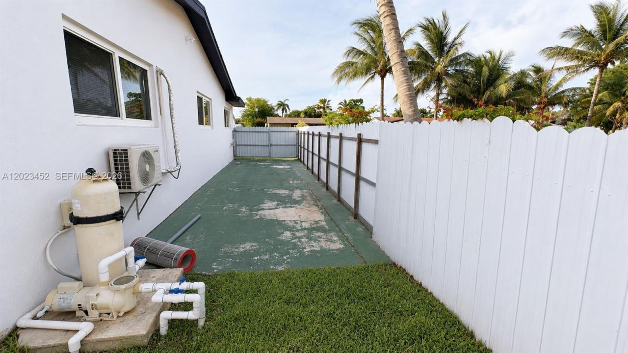 430 NE 145th St , Miami, FL 33161 Photo