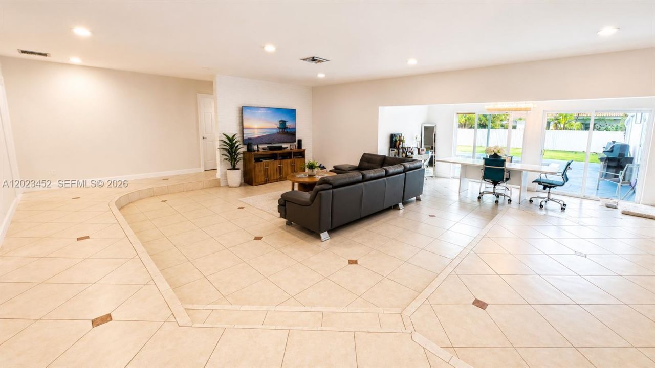 430 NE 145th St , Miami, FL 33161 Photo
