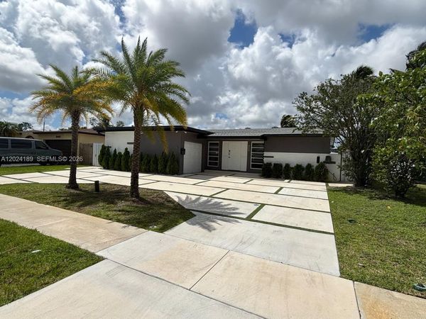 8460 NW 21st St , Sunrise, FL 33322