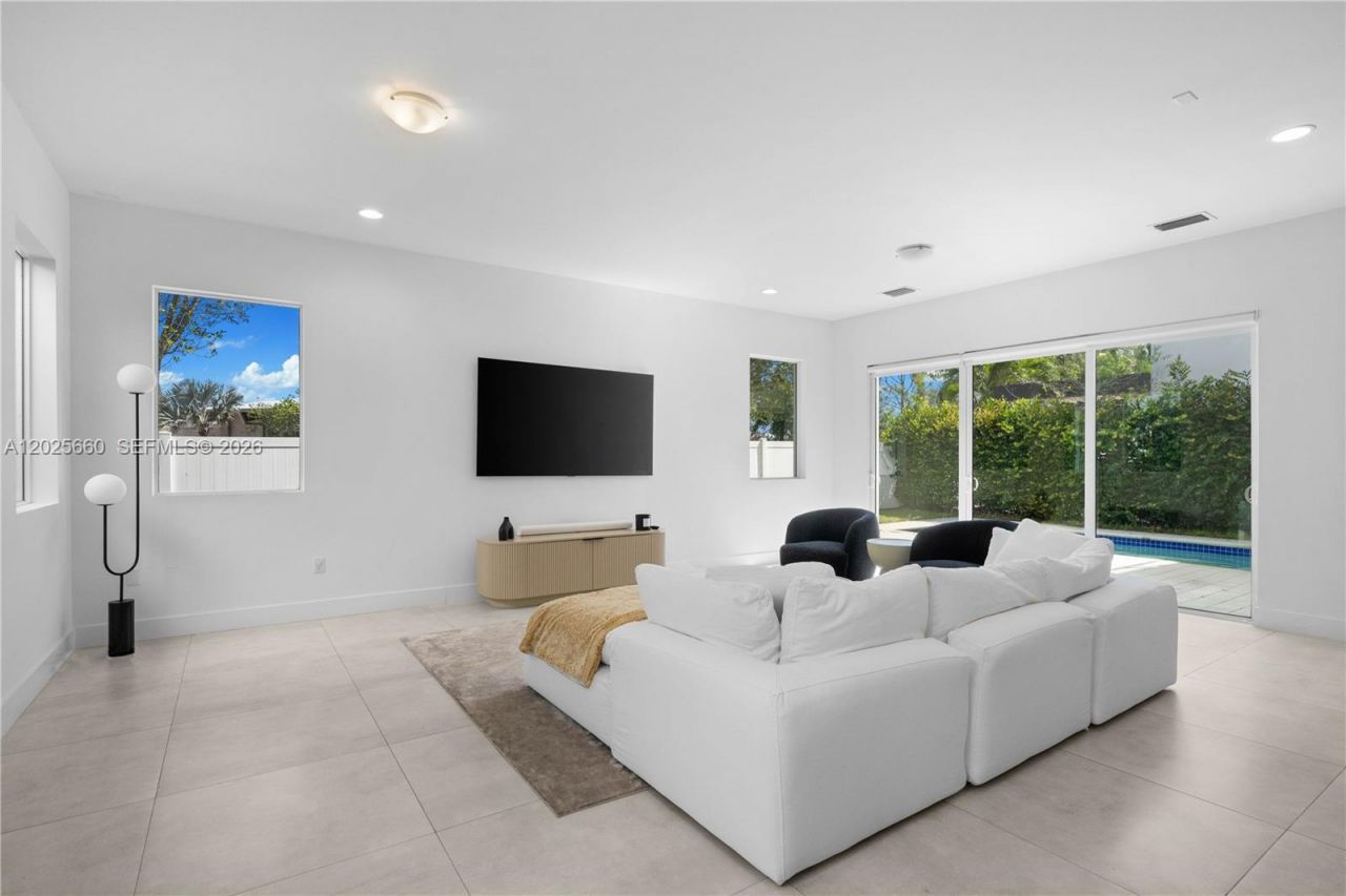9915 NW 75th St , Doral, FL 33178 Photo