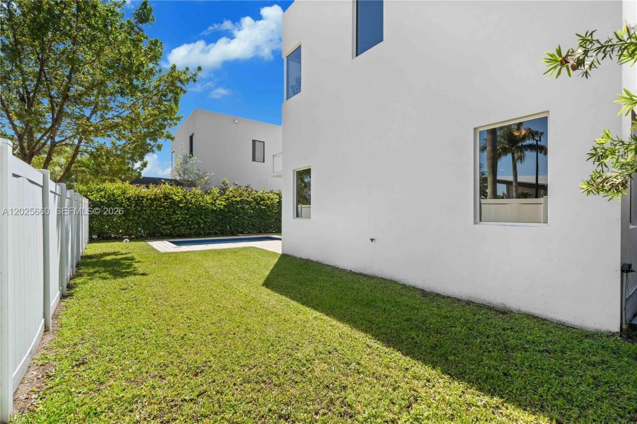 9915 NW 75th St , Doral, FL 33178 Photo