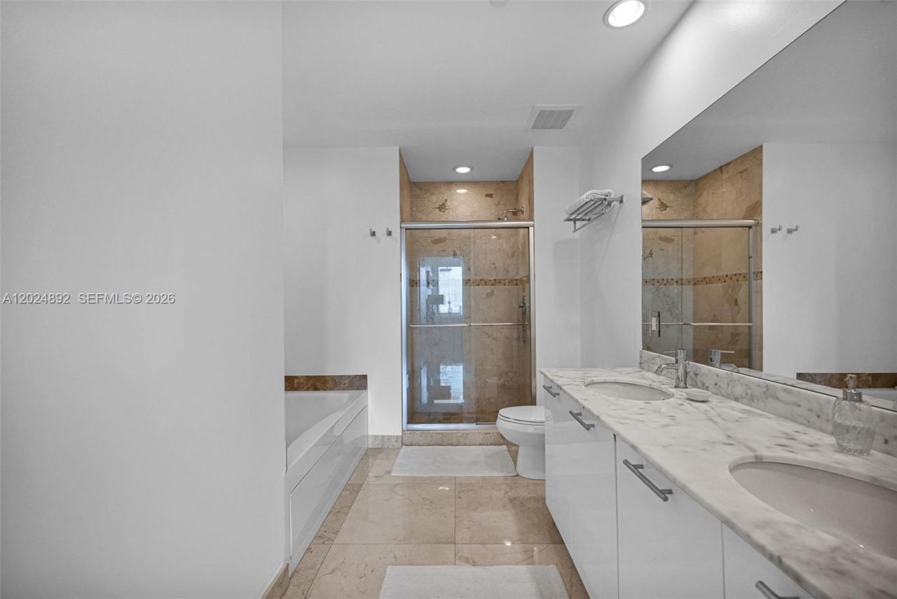 950 Brickell Bay Dr, Unit 4204, Miami, FL 33131 Photo
