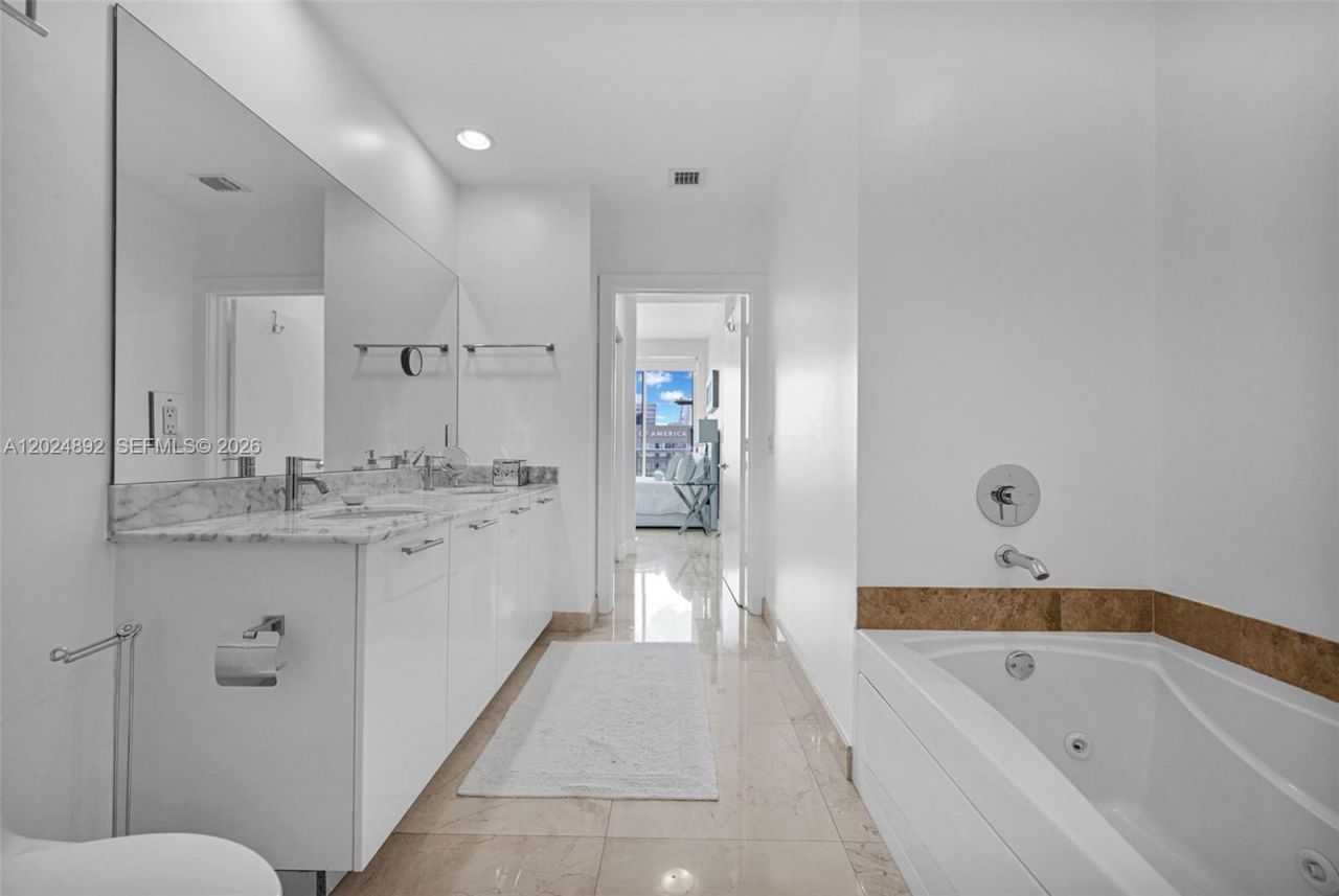 950 Brickell Bay Dr, Unit 4204, Miami, FL 33131 Photo