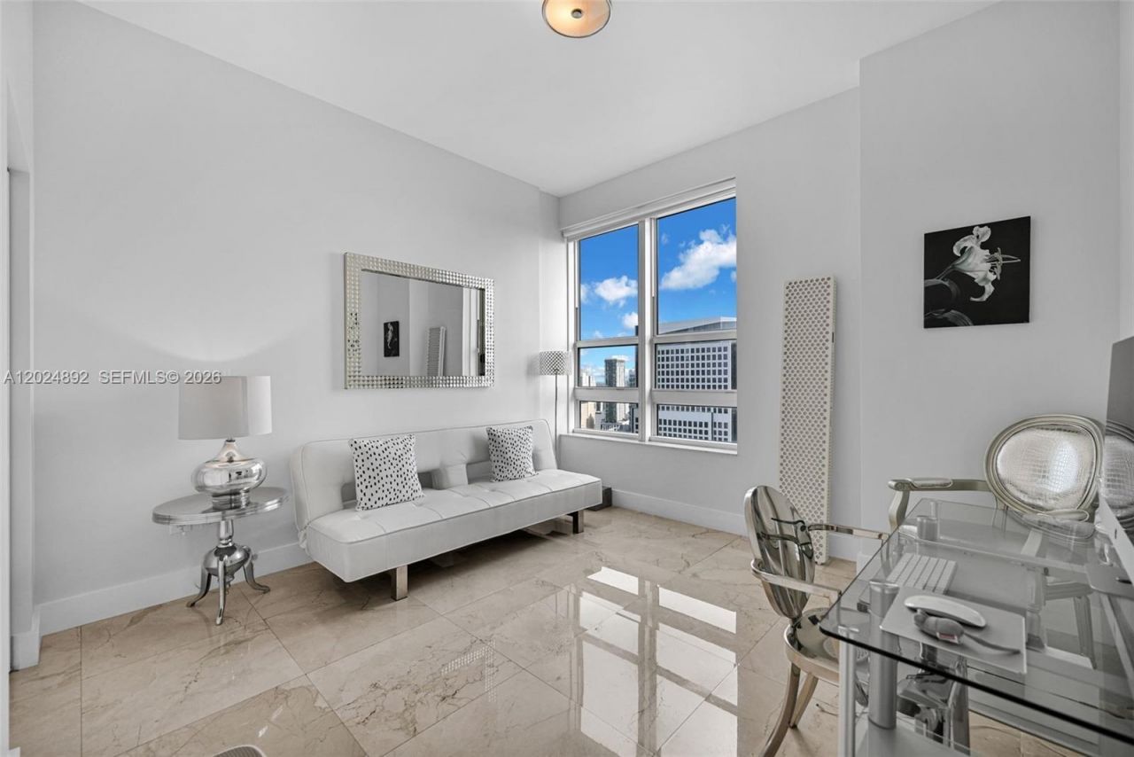 950 Brickell Bay Dr, Unit 4204, Miami, FL 33131 Photo