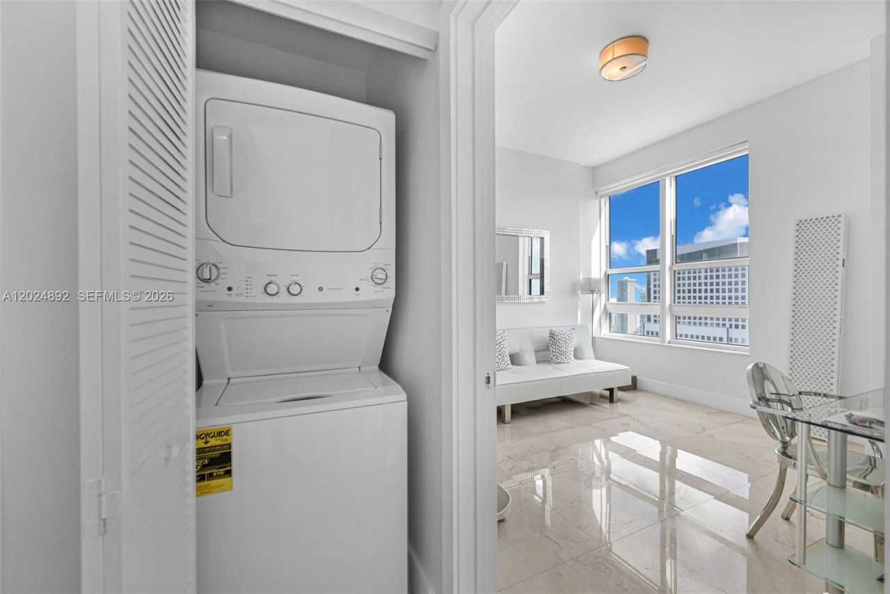 950 Brickell Bay Dr, Unit 4204, Miami, FL 33131 Photo