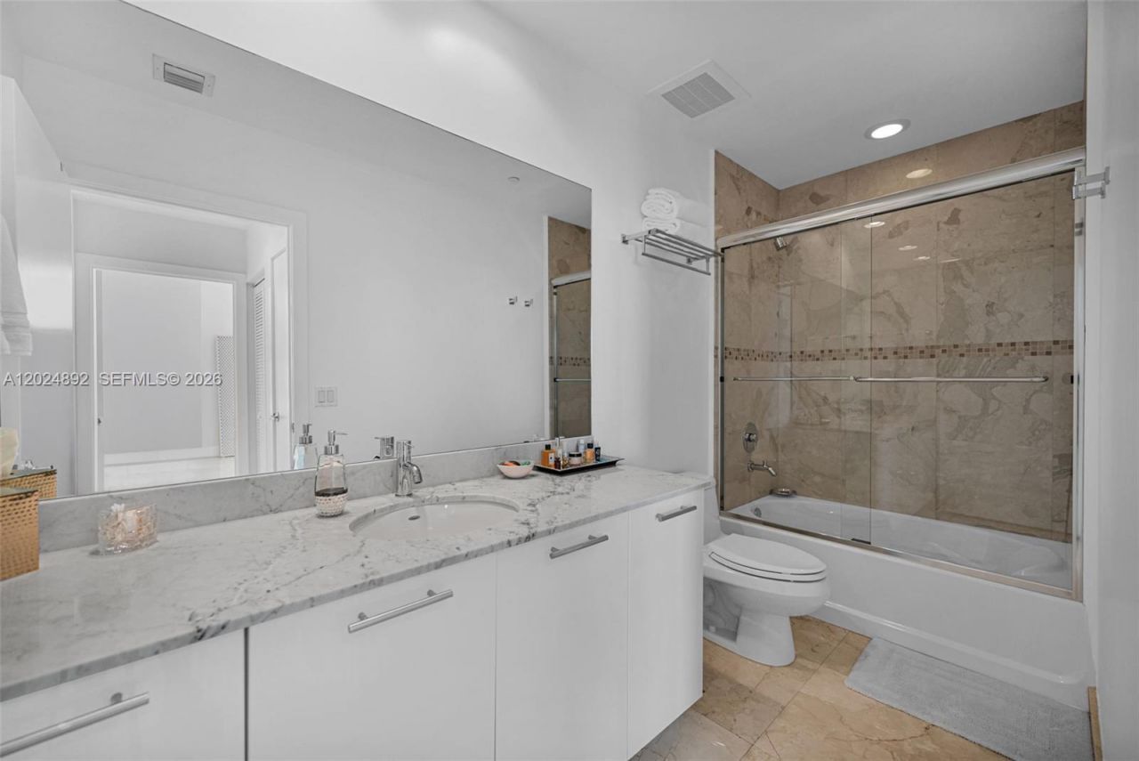 950 Brickell Bay Dr, Unit 4204, Miami, FL 33131 Photo