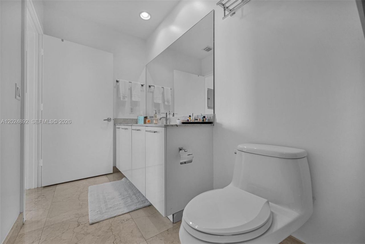 950 Brickell Bay Dr, Unit 4204, Miami, FL 33131 Photo
