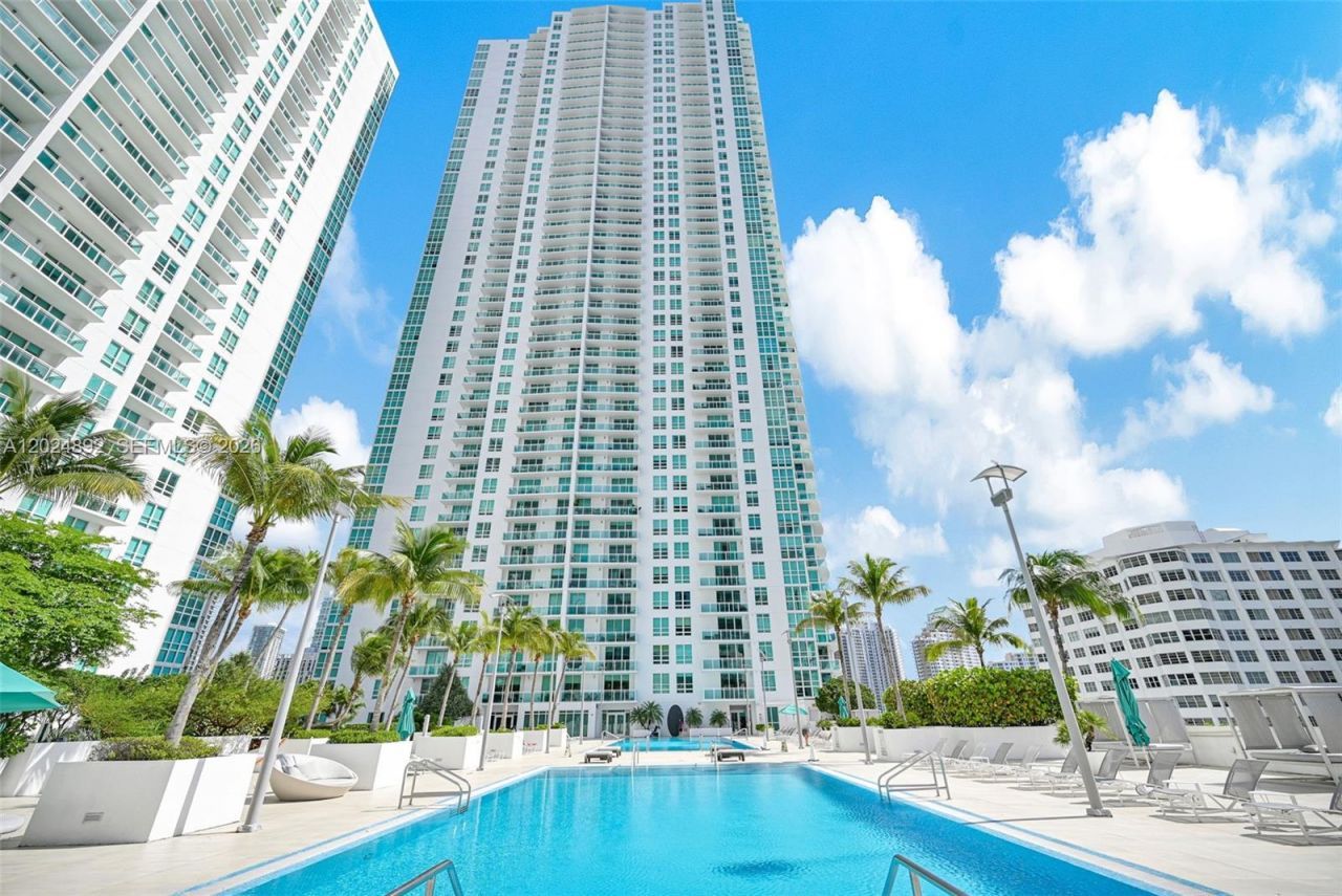 950 Brickell Bay Dr, Unit 4204, Miami, FL 33131 Photo