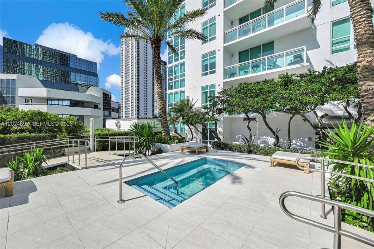 950 Brickell Bay Dr, Unit 4204, Miami, FL 33131 Photo