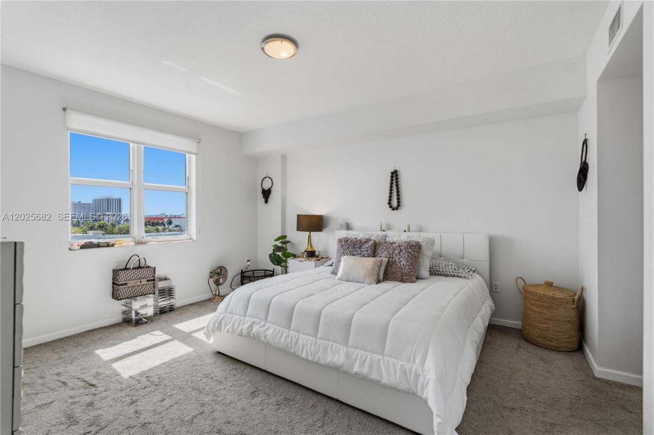 7910 Harbor Island Dr, Unit 704, North Bay Village, FL 33141 Photo