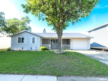1009 EISENHOWER Drive, Pekin, IL 61554