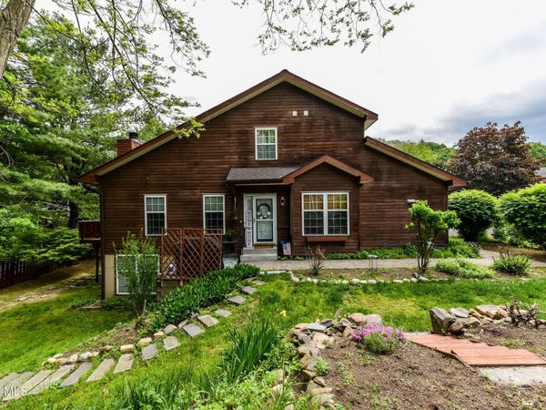12 Tracey Court, Troy, NY 12180
