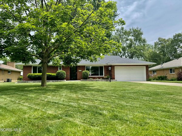 6004 Angleview Drive, Sylvania, OH 43560