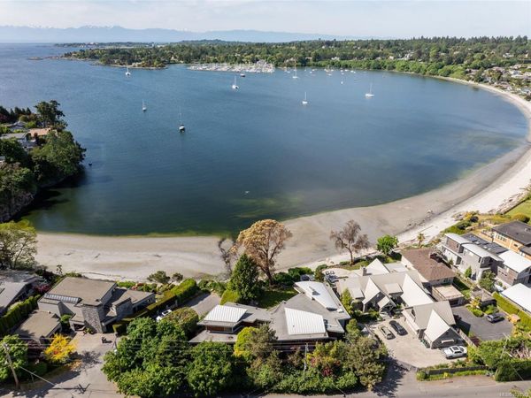 3931 Cadboro Bay Rd , Saanich, BC V8N 4G7
