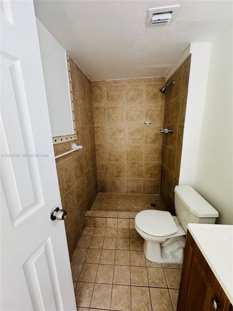 486 NW 165th St Rd, Unit B-201, Miami, FL 33169 Photo