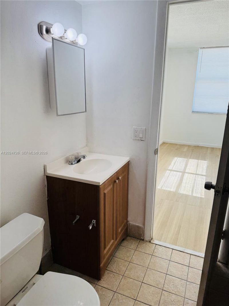486 NW 165th St Rd, Unit B-201, Miami, FL 33169 Photo