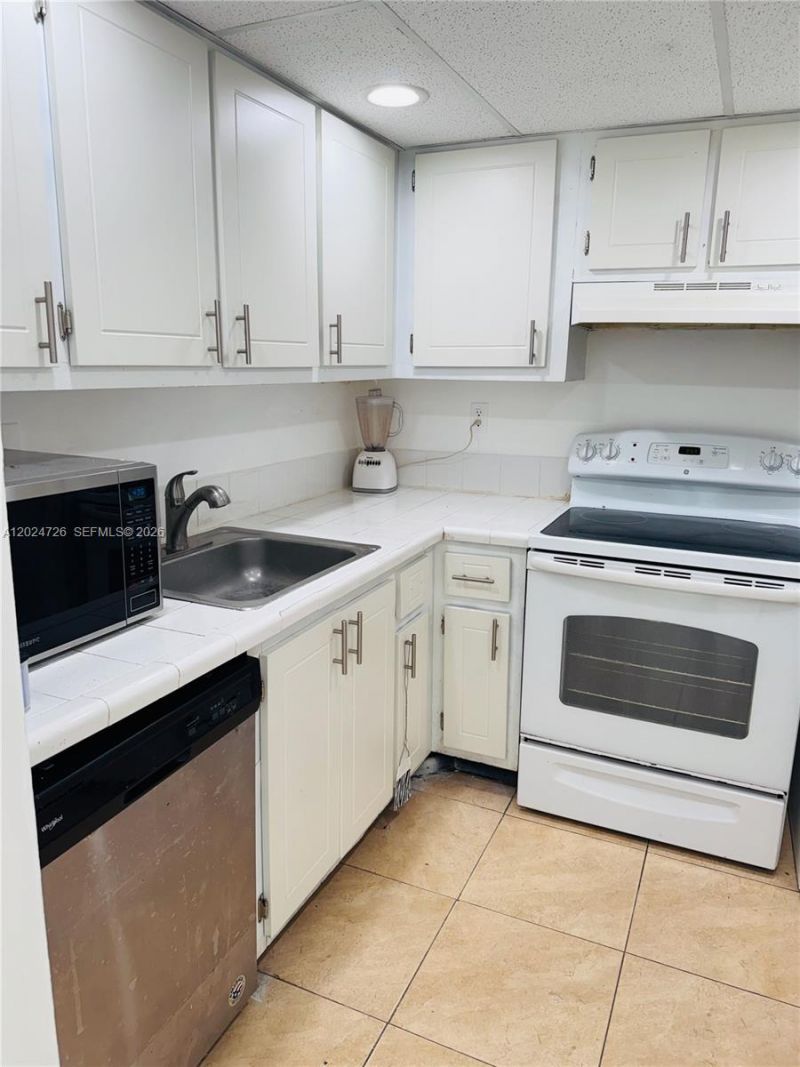 486 NW 165th St Rd, Unit B-201, Miami, FL 33169 Photo