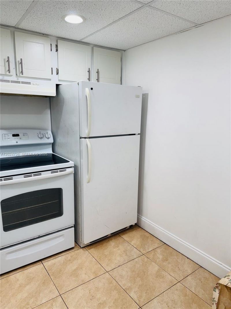 486 NW 165th St Rd, Unit B-201, Miami, FL 33169 Photo