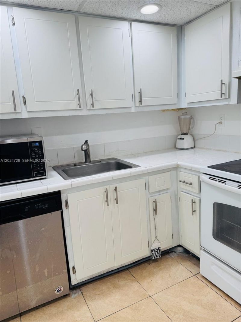 486 NW 165th St Rd, Unit B-201, Miami, FL 33169 Photo