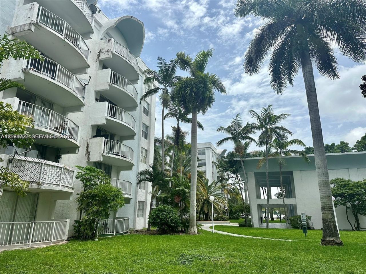 486 NW 165th St Rd, Unit B-201, Miami, FL 33169 Photo