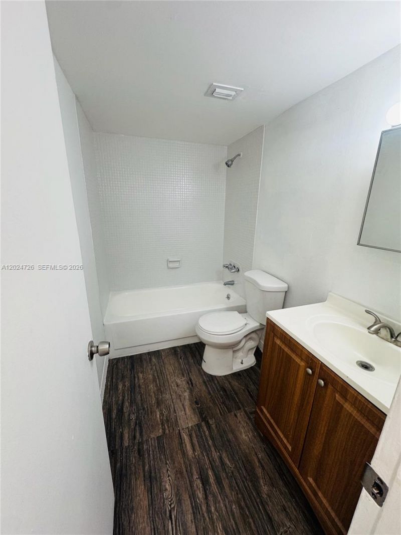 486 NW 165th St Rd, Unit B-201, Miami, FL 33169 Photo