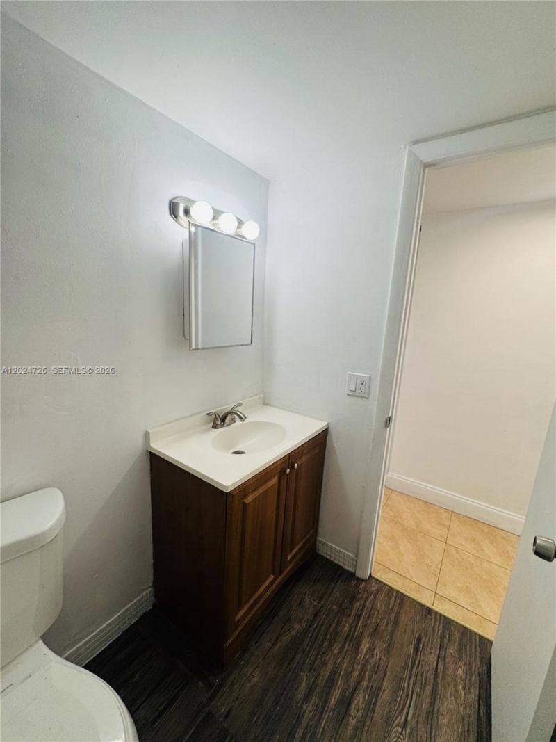 486 NW 165th St Rd, Unit B-201, Miami, FL 33169 Photo