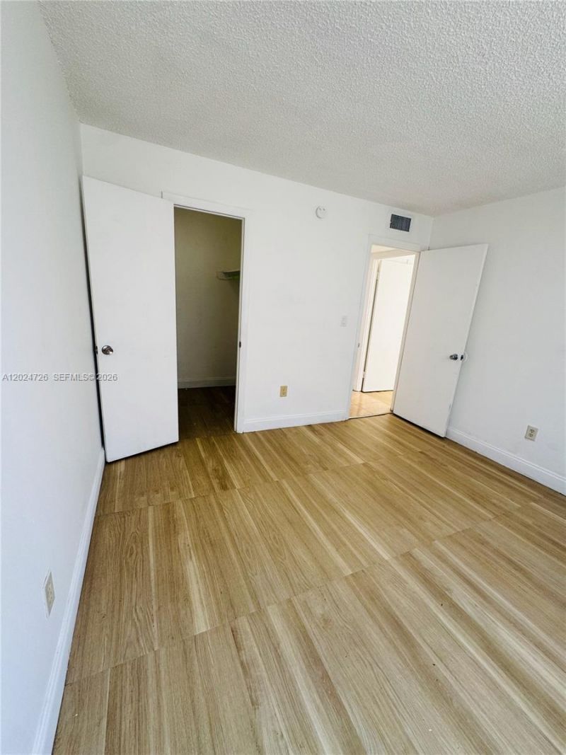 486 NW 165th St Rd, Unit B-201, Miami, FL 33169 Photo