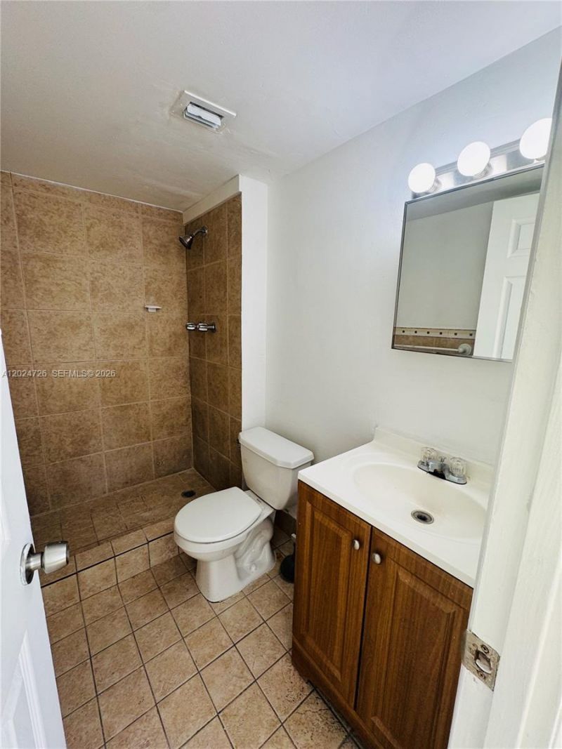 486 NW 165th St Rd, Unit B-201, Miami, FL 33169 Photo