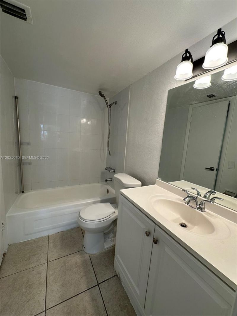 10900 SW 104th St, Unit 210, Miami, FL 33176 Photo
