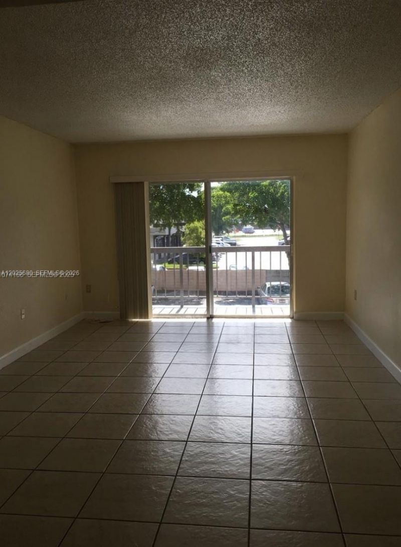 10900 SW 104th St, Unit 210, Miami, FL 33176 Photo