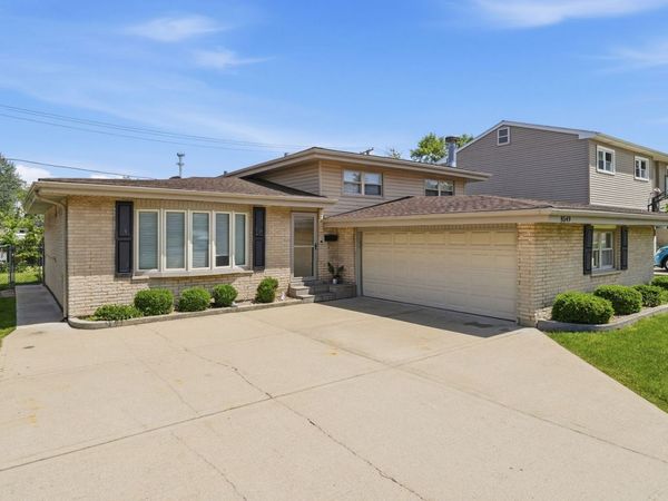 8549 Blue Ridge Avenue , Hickory Hills, IL 60457