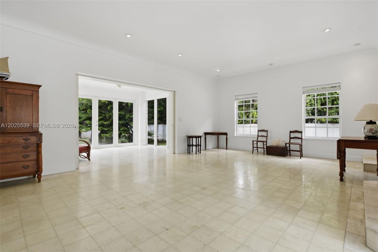 2535 Sunset Dr, Miami Beach, FL 33140 Photo
