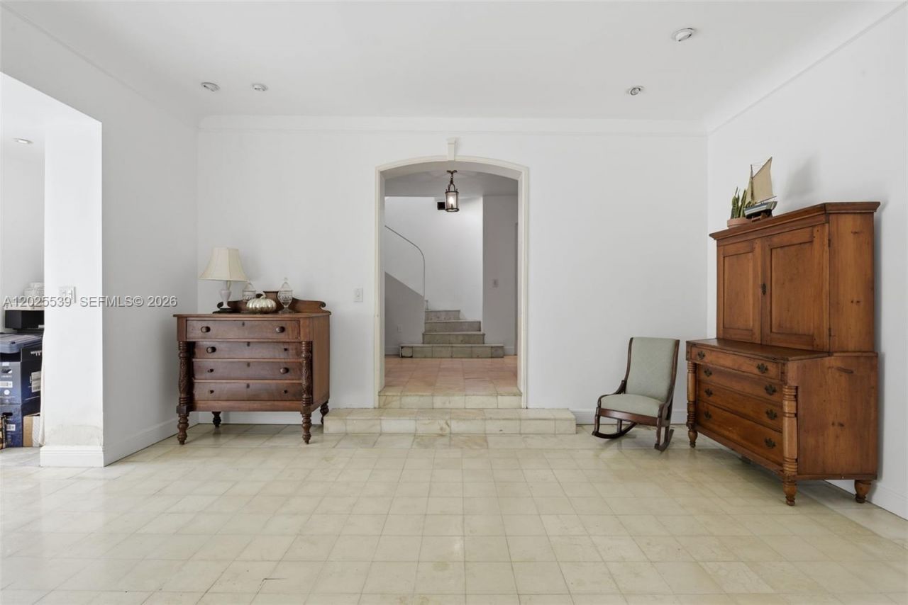 2535 Sunset Dr, Miami Beach, FL 33140 Photo